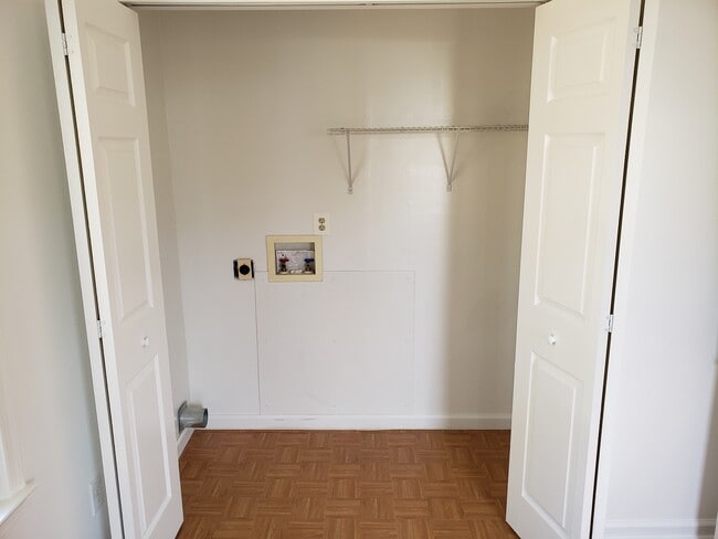 Armario del dormitorio trasero/Conexión para lavadora y secadora - 651 Plater St