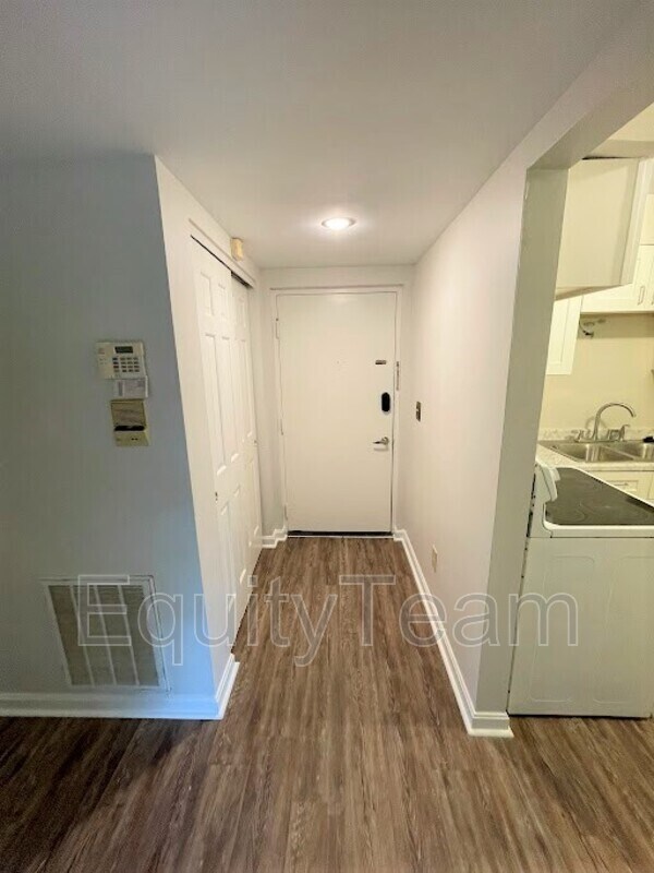 Foto del edificio - 9740 Bunker Hill Ln