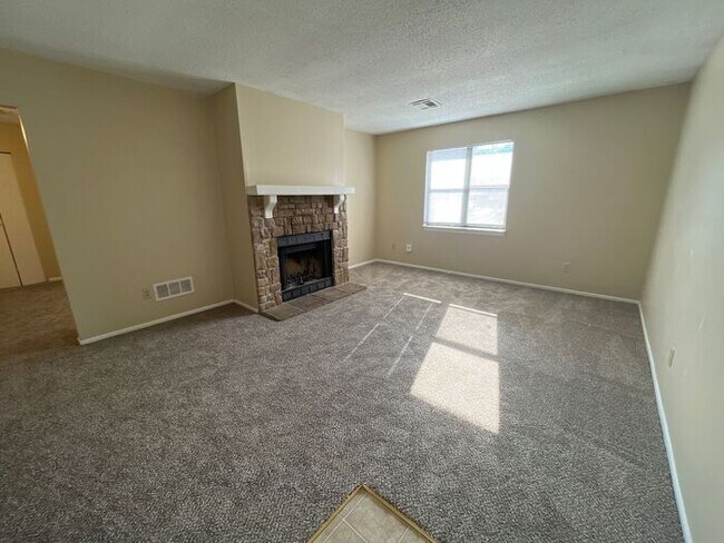 Foto del edificio - Spacious 2-Bed/1-Bath/1-Car Townhouse in P...