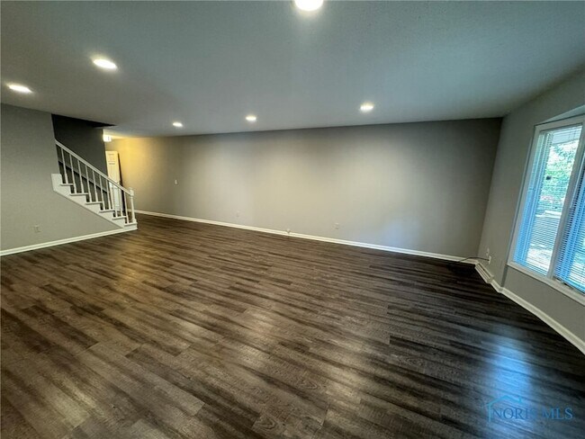 Foto del edificio - 2045 Whitehall Rd
