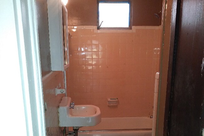 Building Photo - 213 W 1st Ave