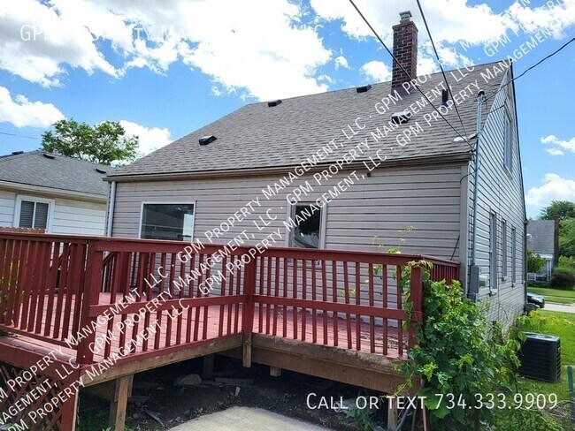 Building Photo - Updated Bungalow in Allen Park!