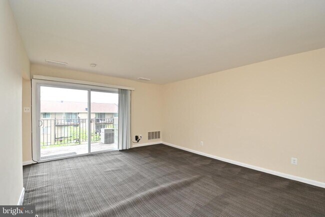 Building Photo - 6282 Rose Hill Ct
