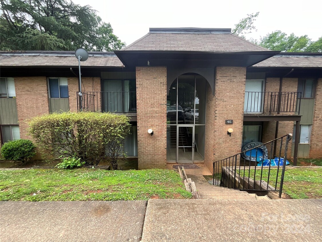 Primary Photo - 415 Orchard Trace Ln