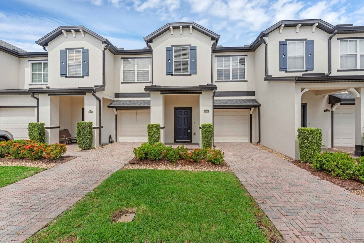 Foto principal - Beautiful 2 Bedrooms & 2.5 Baths Townhome ...