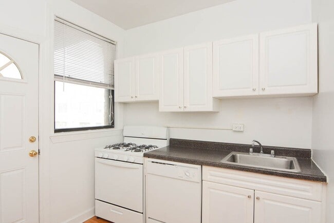 Foto del edificio - 3733 N Pine Grove Ave