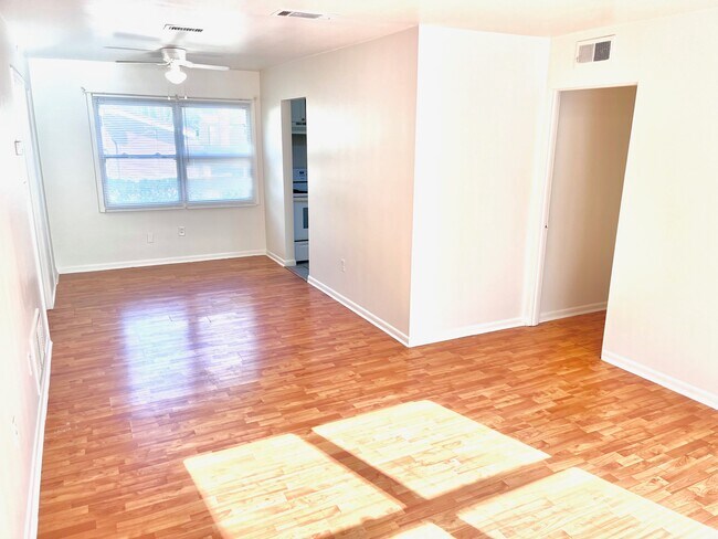 Foto del edificio - 2323 NE 12th St