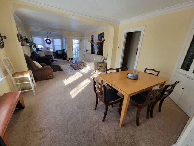 Building Photo - AVAILABLE JUNE - 3 Bed 2 Bath Spacious Hom...