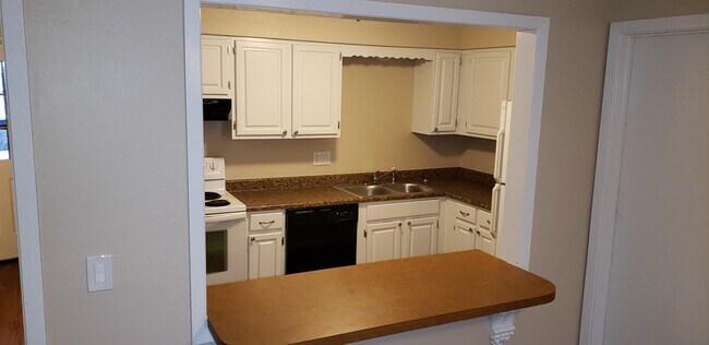 Building Photo - 311 Meadow Dr