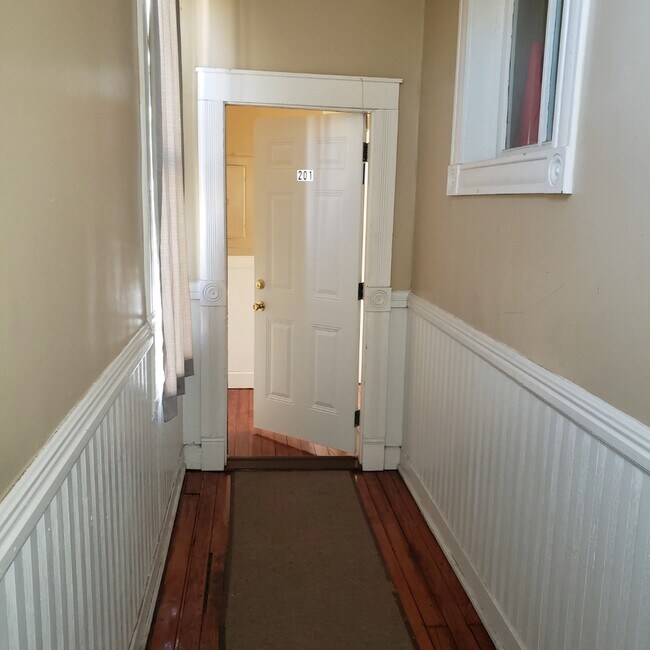 Foto del edificio - 208 N Main St