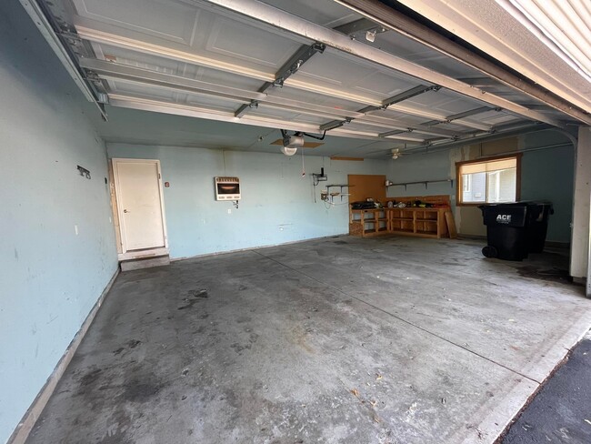 3 car garage - 1090 Kilbirnie Rd