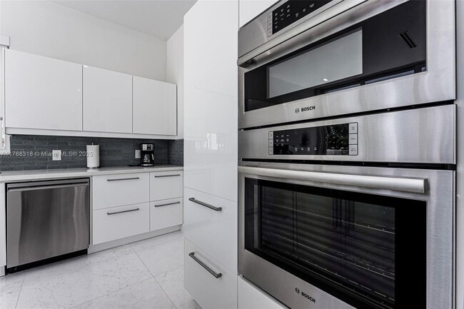 Building Photo - 1090 NE 84th St