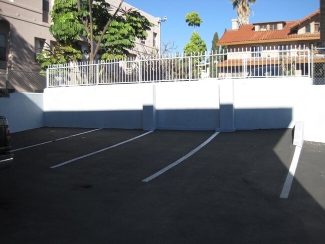 Área de estacionamiento - 6061 Franklin Ave