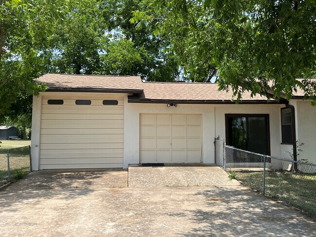 Building Photo - 899B Harper Rd