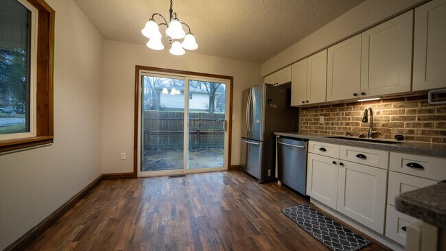 Building Photo - 92 Brenton Dr