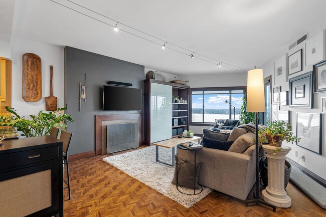 Foto del edificio - 2950 Dean Parkway 2205