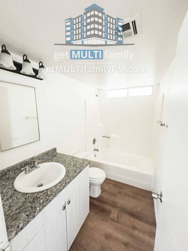 Foto del edificio - 7120 N 66th Dr