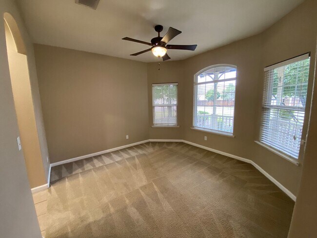 Building Photo - Spacious Tulare Home Available Now!