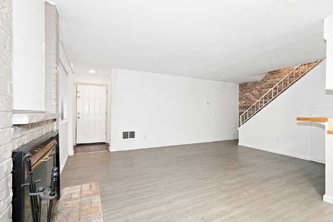 Building Photo - Renton 2 Bedroom in Great Location Available!