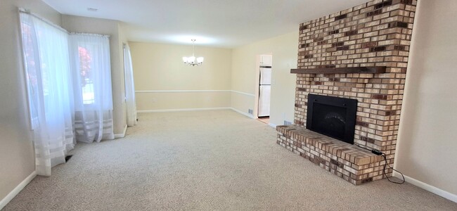 Building Photo - 3 Bedroom 2.5 Bathroom Available in Hummel...