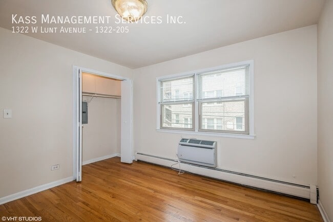 Building Photo - 1322 W Lunt Ave