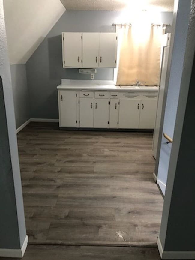 Building Photo - Upper Unit of Duplex