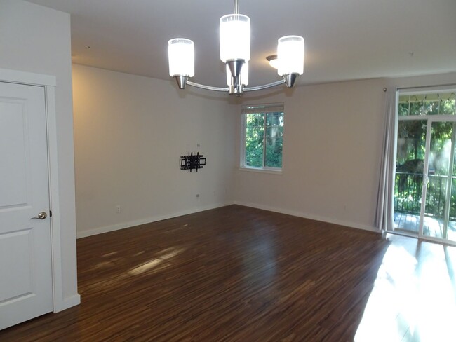 Building Photo - Well Appointed Marymoor Ridge Condominium