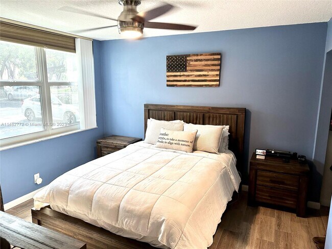 Building Photo - 9441 Live Oak Pl