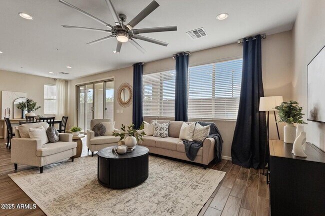 Building Photo - 2337 W Gloria Ln