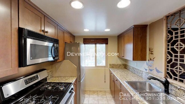 Building Photo - Move in ready 2 bed / 2 Bath condo