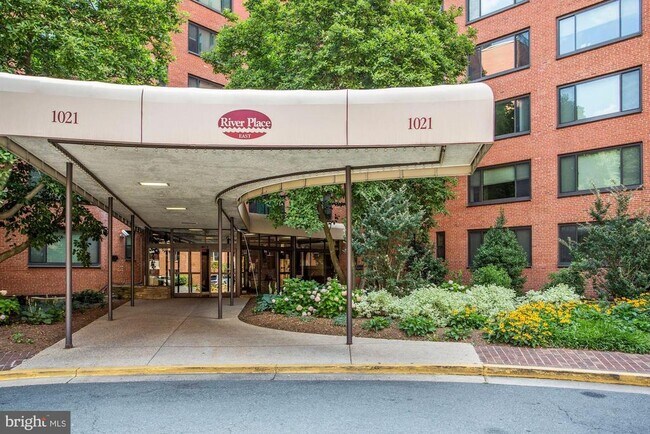 Foto del edificio - 1021 Arlington Blvd