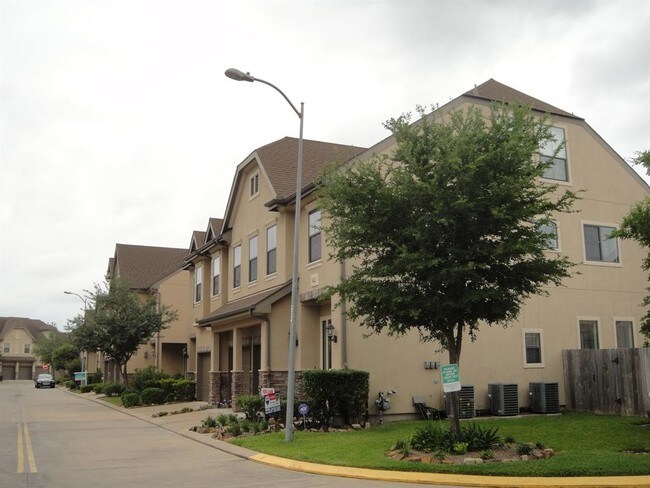 Building Photo - 11602 Royal Oaks Crossing