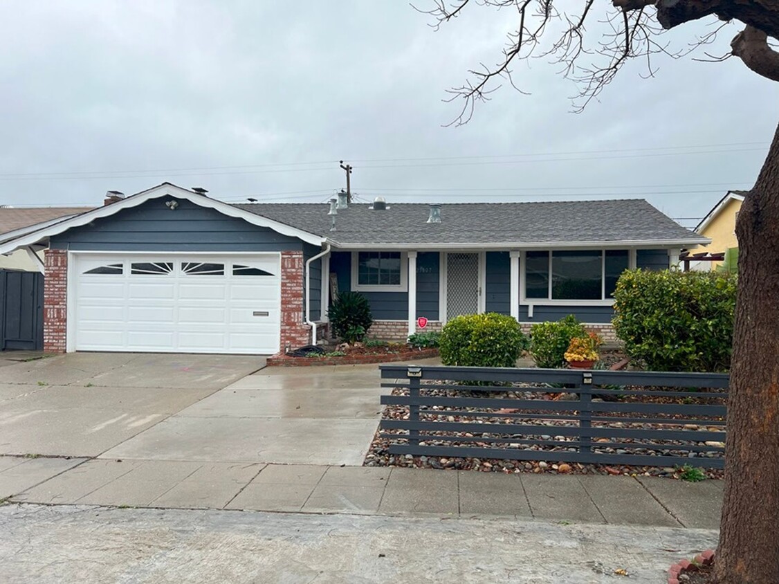 Primary Photo - BEAUTIFUL SPACIOUS HOME WITH HARDWOOD FLOO...