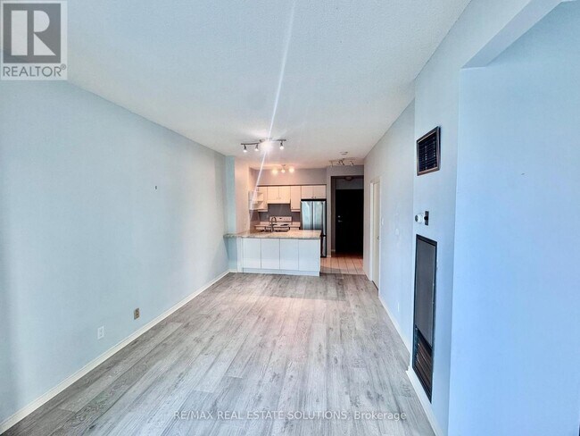 Building Photo - 10 Yonge St