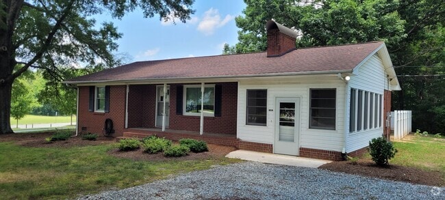 Building Photo - 8326 Linville Rd