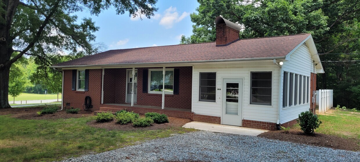 Foto principal - 8326 Linville Rd
