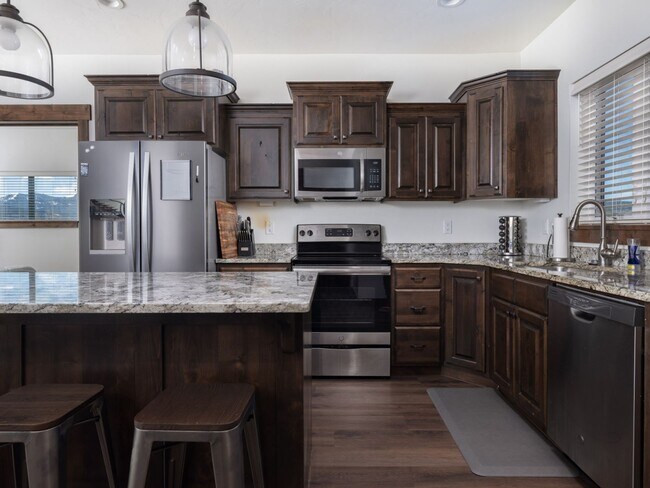 Building Photo - Seasonal Finished 2 BR 2.5 Bath with attac...