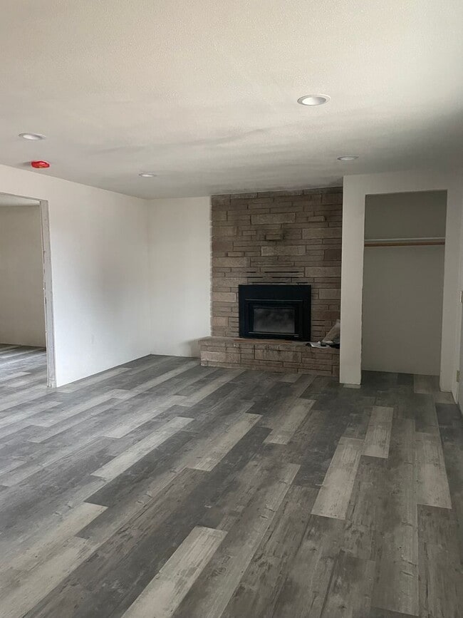 Building Photo - 1 Bedroom, 1 bath lower basement apartment!