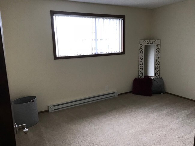 Foto del edificio - Free Application On This Lovely Duplex!