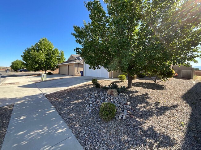Building Photo - 3 Bedroom Single Story Home Available Near...