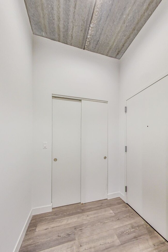 Interior Photo - 2405 W Hutchinson