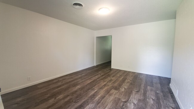 Building Photo - (2) Bedroom Duplex E Norman Available NOW!...