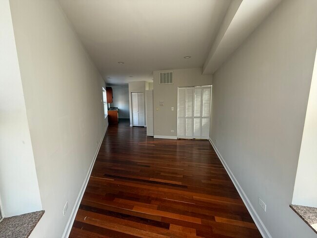 Building Photo - 2048 W Touhy Ave