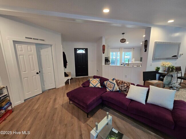 Foto del edificio - 328 Groves Point Cir