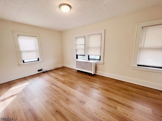 Building Photo - 31 Elston St