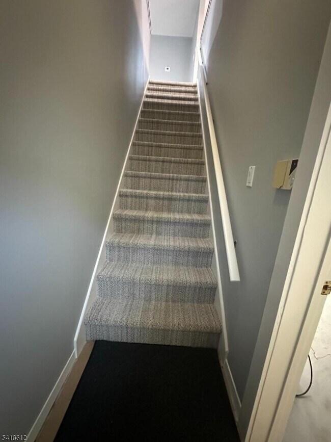 Foto del edificio - 18 Montrose Ave