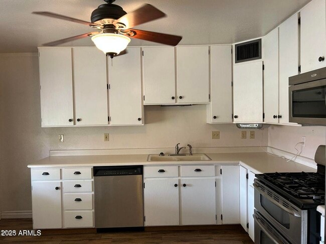 Foto del edificio - 8134 E Mitchell Dr
