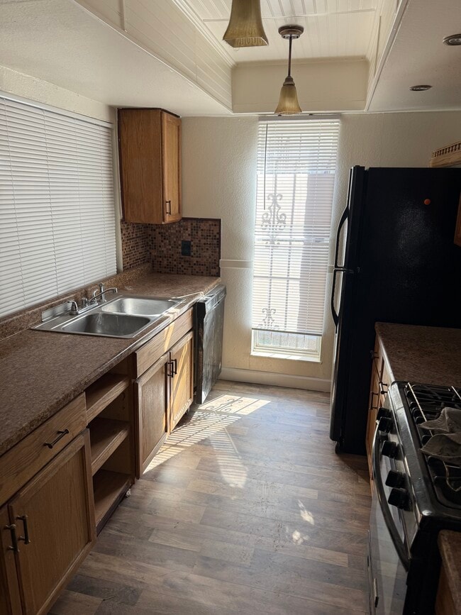 Building Photo - 1405 Vegas Valley Dr