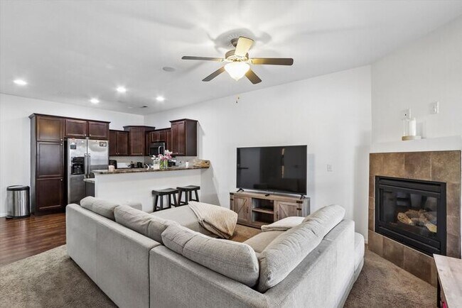 Foto del edificio - $1,950 | 3 Bedroom, 2.5 Bathroom Town Home | Pets Allowed | Available for August 1st Move-In!