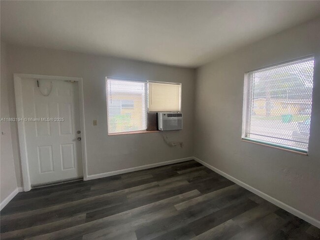 Building Photo - 361 Sharar Ave